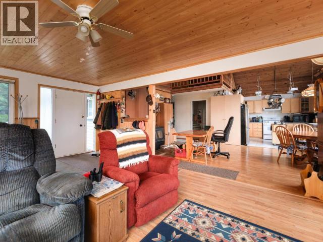 52 Lakeview Road, Whitehorse South, YT - Indoor Photo Showing Living Room