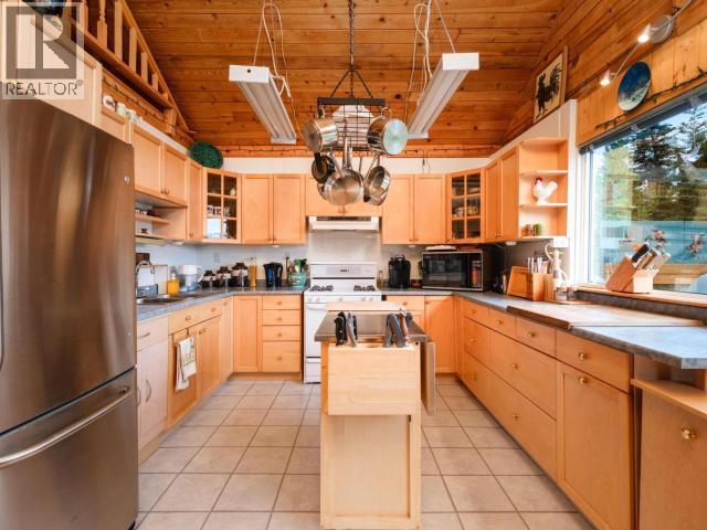 52 Lakeview Road, Whitehorse South, YT - Indoor Photo Showing Kitchen