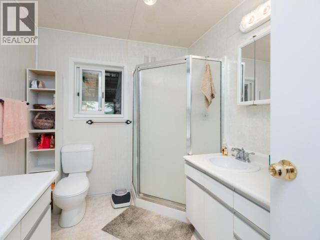 52 Lakeview Road, Whitehorse South, YT - Indoor Photo Showing Bathroom