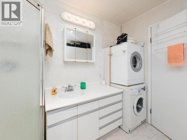 52 Lakeview Road, Whitehorse South, YT - Indoor Photo Showing Laundry Room