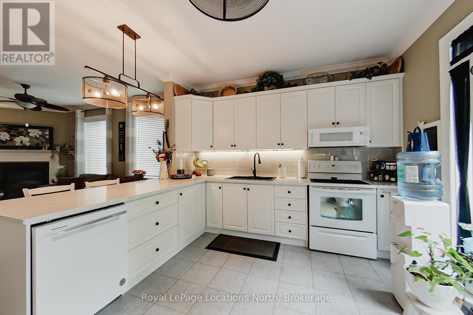 23 Covington Blue Crescent, Wasaga Beach, ON - Indoor Photo Showing Kitchen