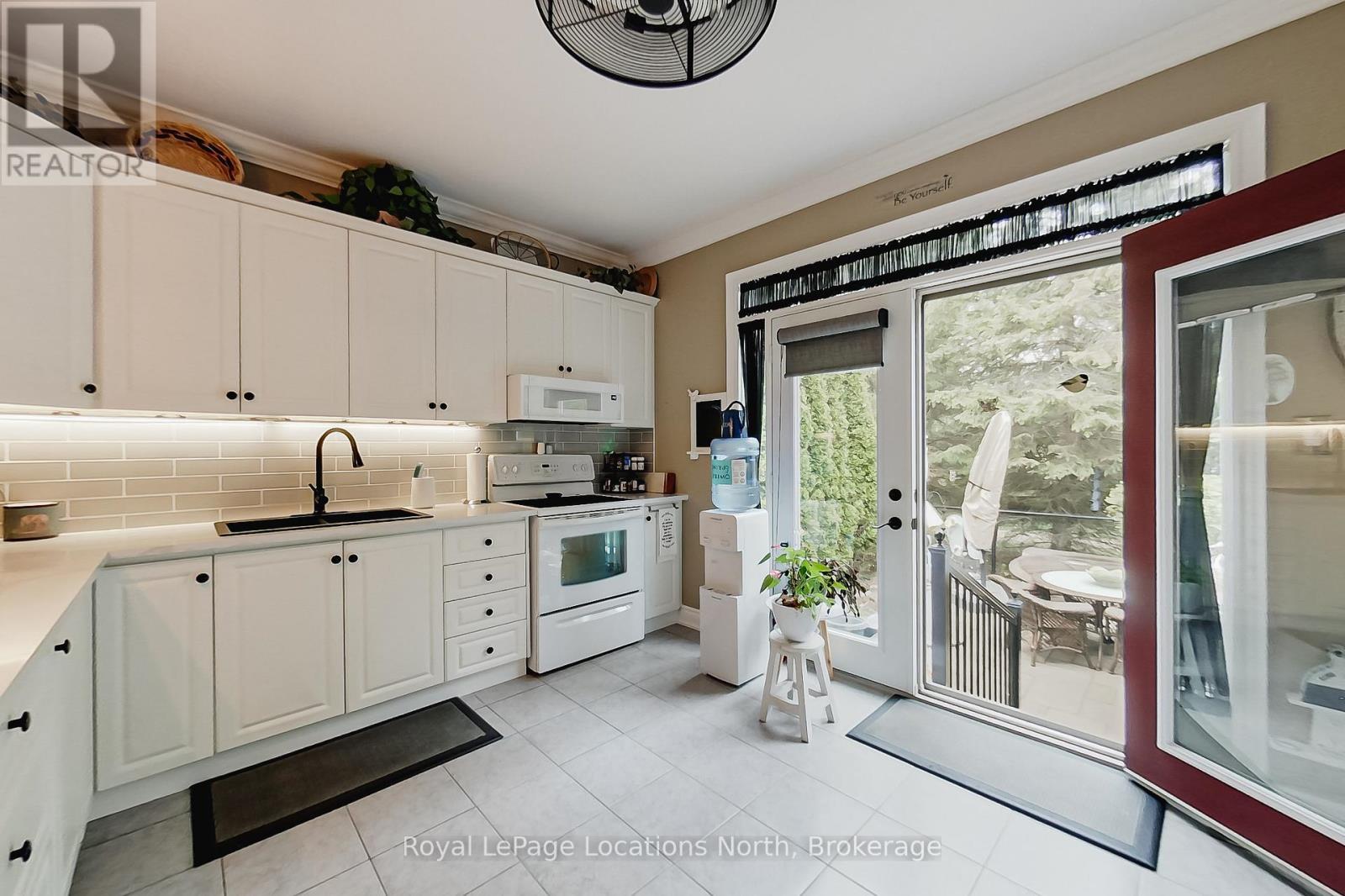 23 Covington Blue Crescent, Wasaga Beach, ON - Indoor Photo Showing Kitchen