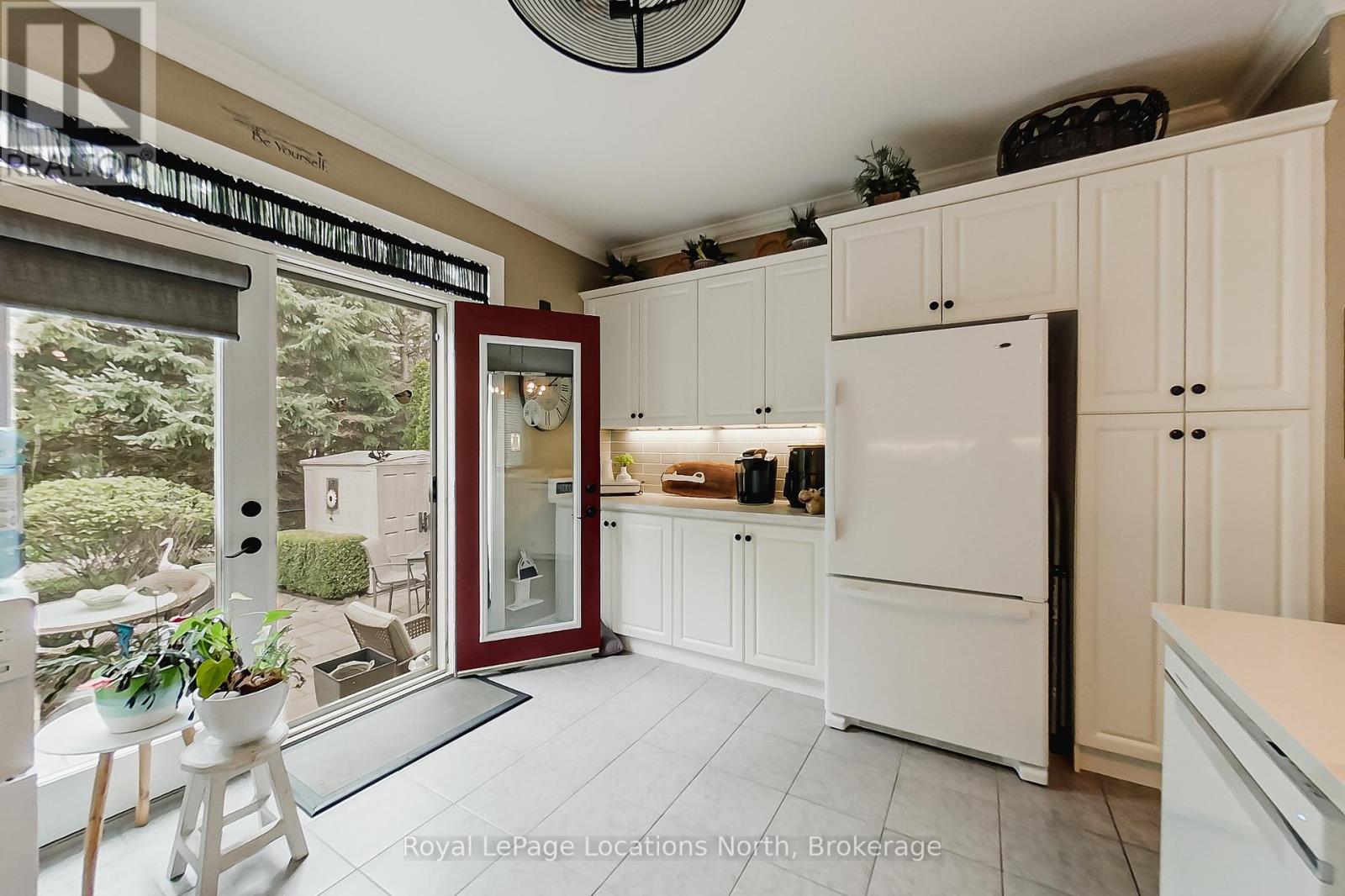 23 Covington Blue Crescent, Wasaga Beach, ON - Indoor Photo Showing Kitchen