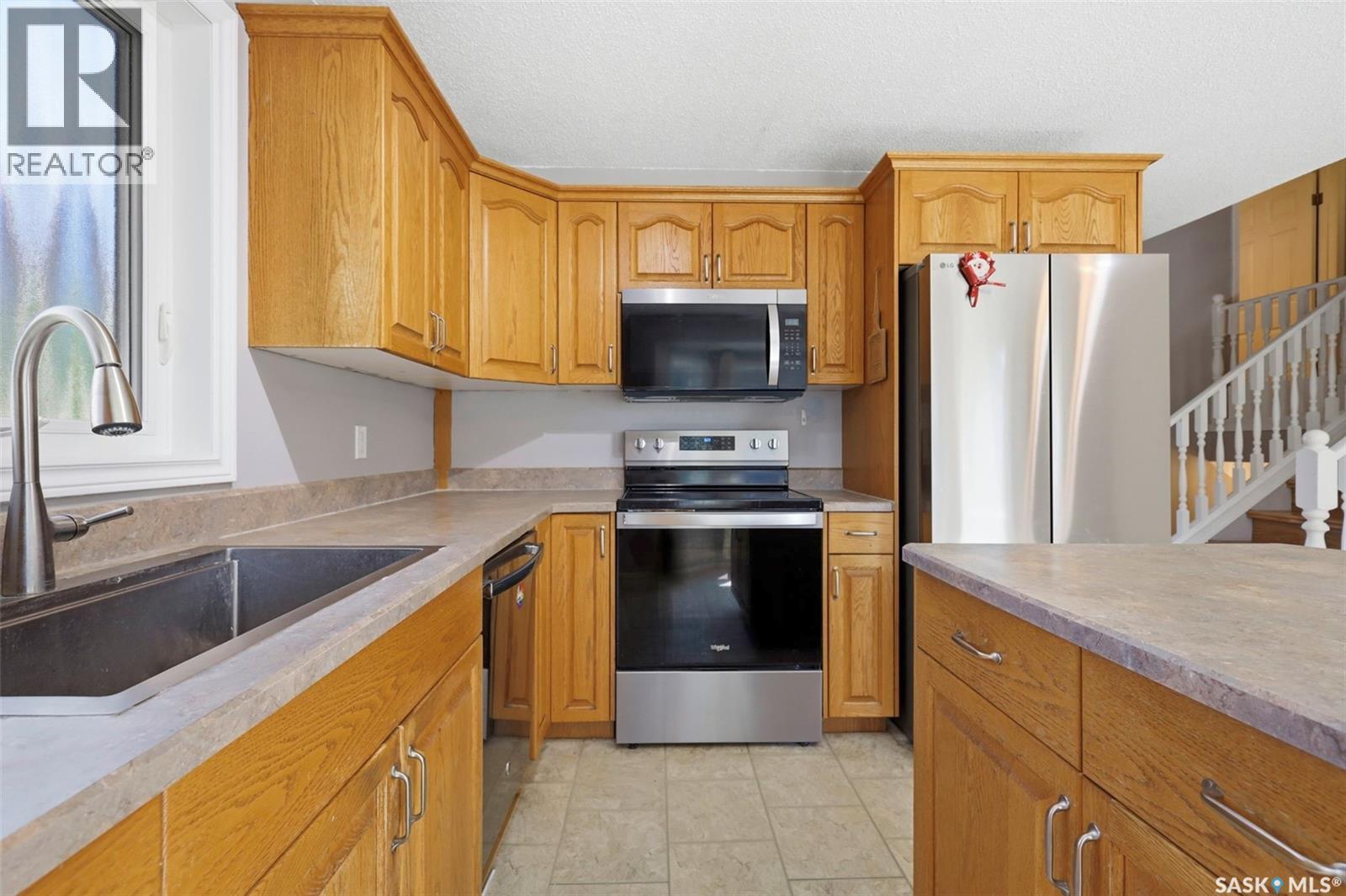 230 Konihowski Road, Saskatoon, SK - Indoor Photo Showing Kitchen