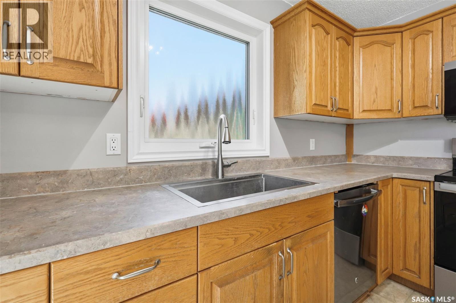 230 Konihowski Road, Saskatoon, SK - Indoor Photo Showing Kitchen
