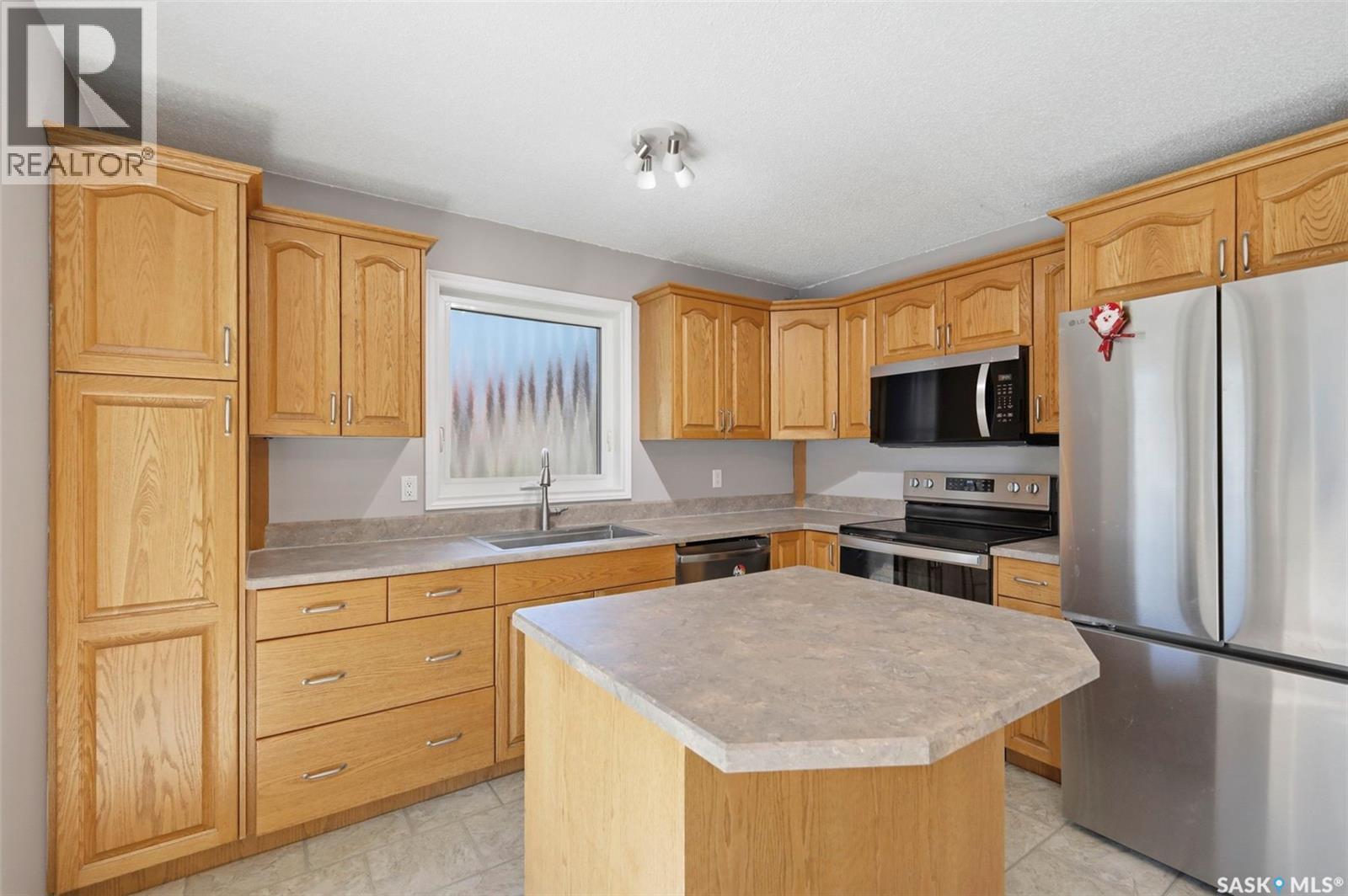 230 Konihowski Road, Saskatoon, SK - Indoor Photo Showing Kitchen