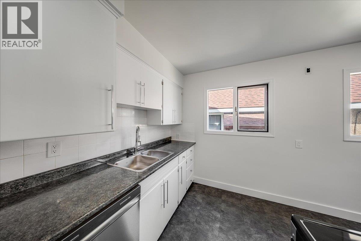 1480 Third Avenue, Trail, BC - Indoor Photo Showing Kitchen With Double Sink