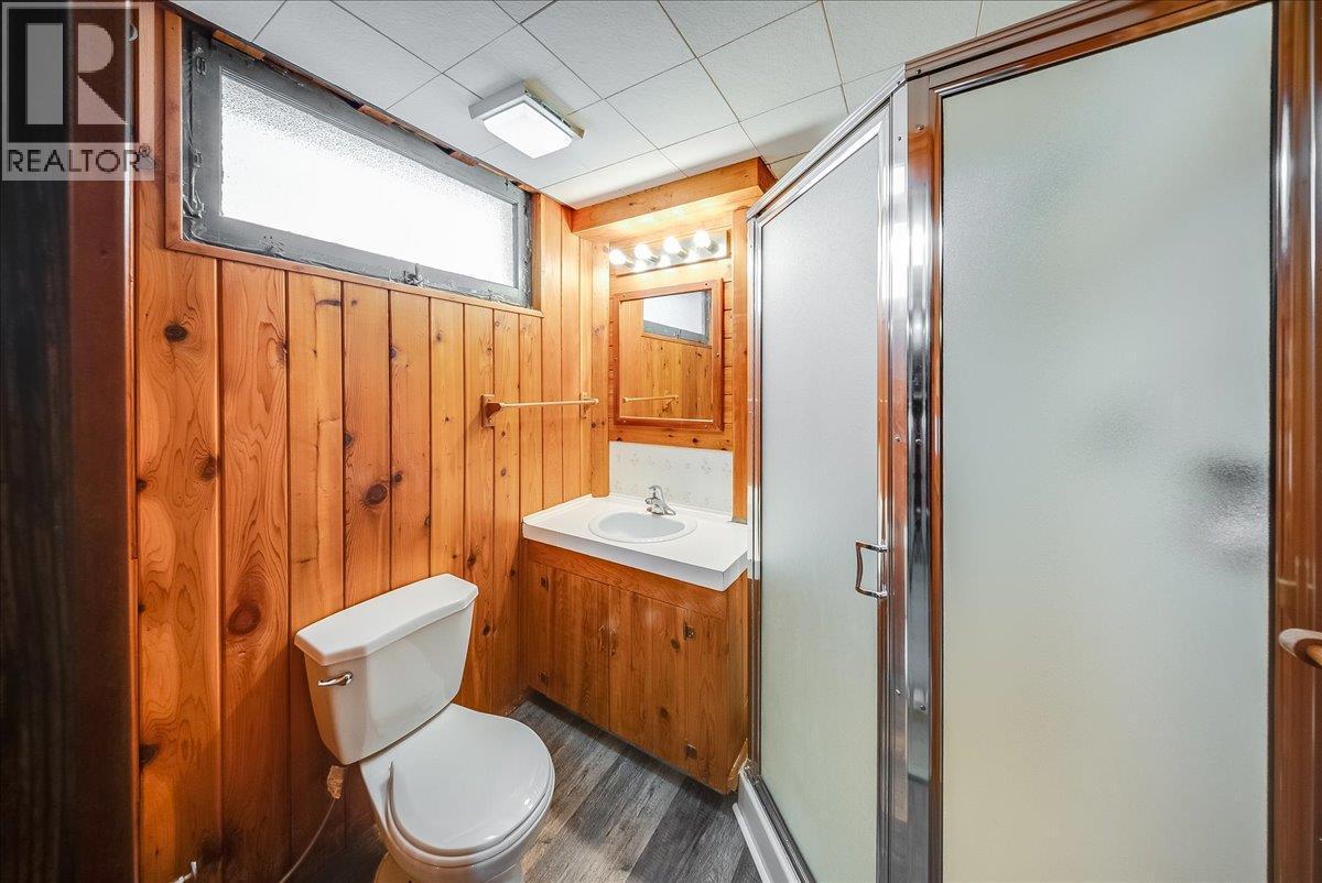 1480 Third Avenue, Trail, BC - Indoor Photo Showing Bathroom