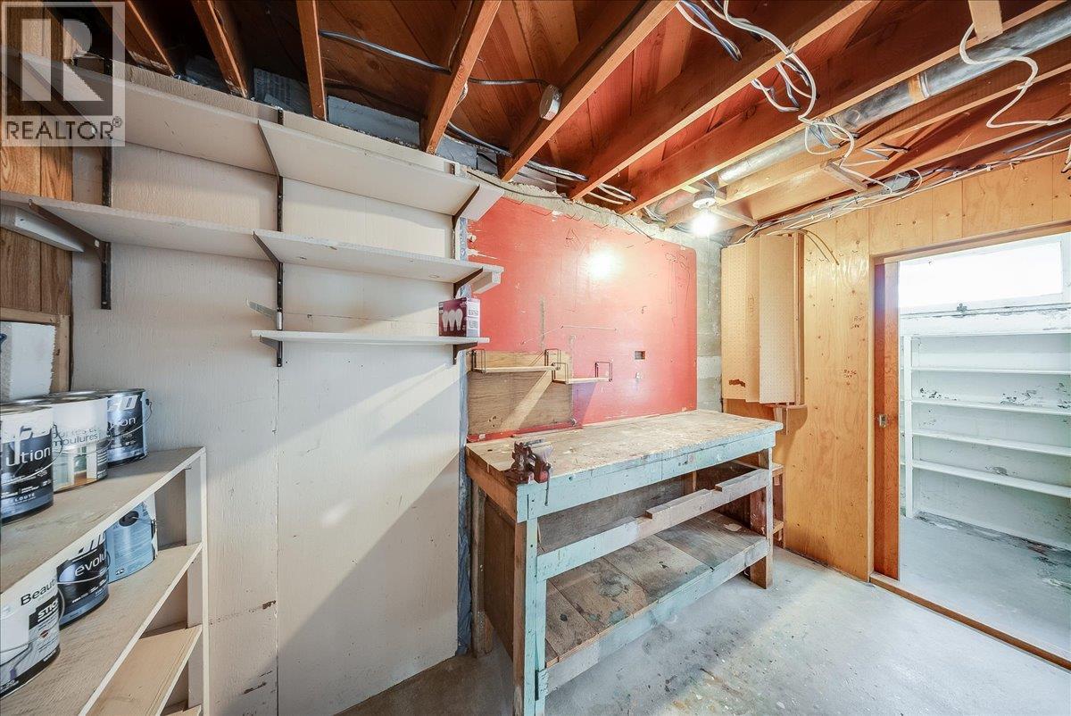 1480 Third Avenue, Trail, BC - Indoor Photo Showing Garage