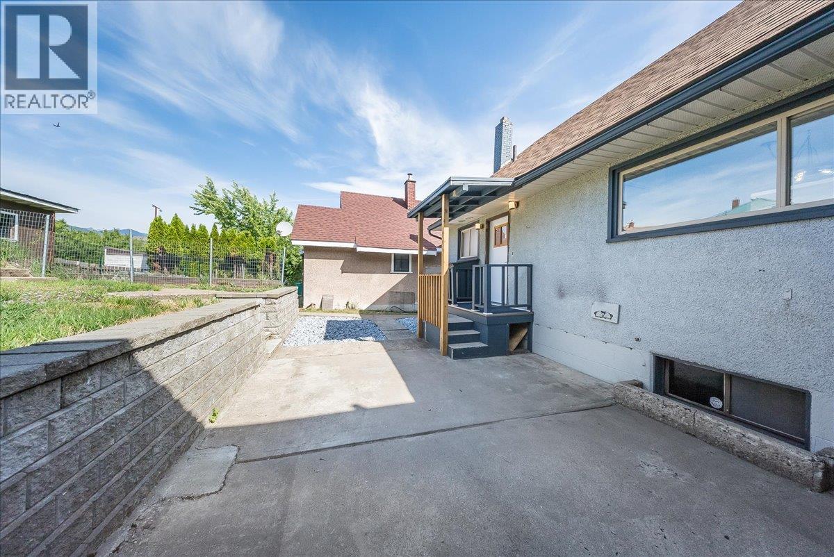 1480 Third Avenue, Trail, BC - Outdoor With Exterior