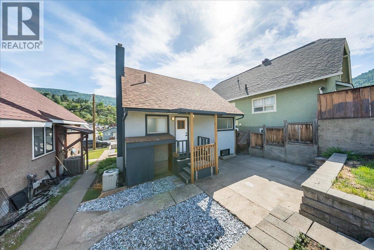1480 Third Avenue, Trail, BC - Outdoor With Exterior