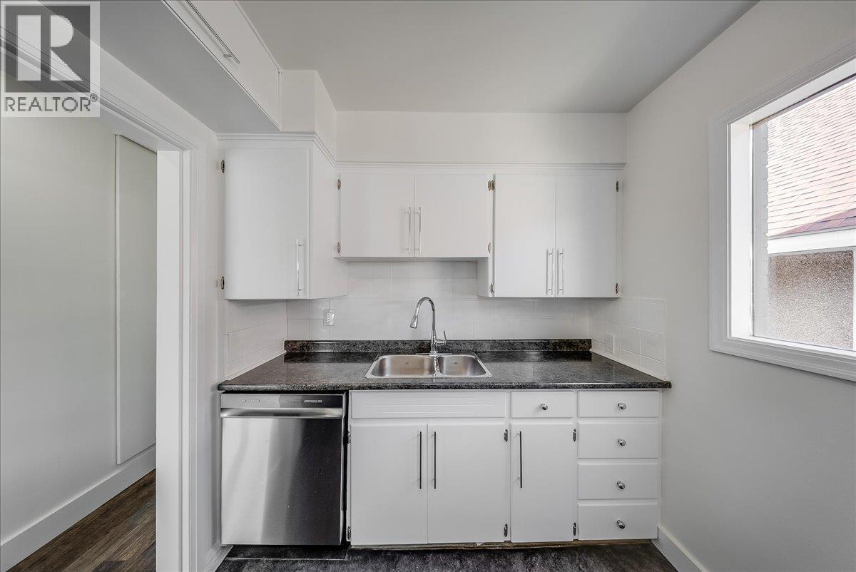 1480 Third Avenue, Trail, BC - Indoor Photo Showing Kitchen With Double Sink