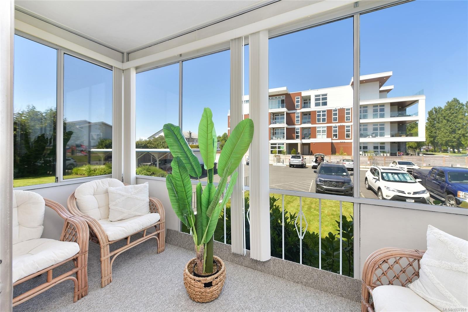 #111-9560 Fifth St, Sidney, BC - Indoor