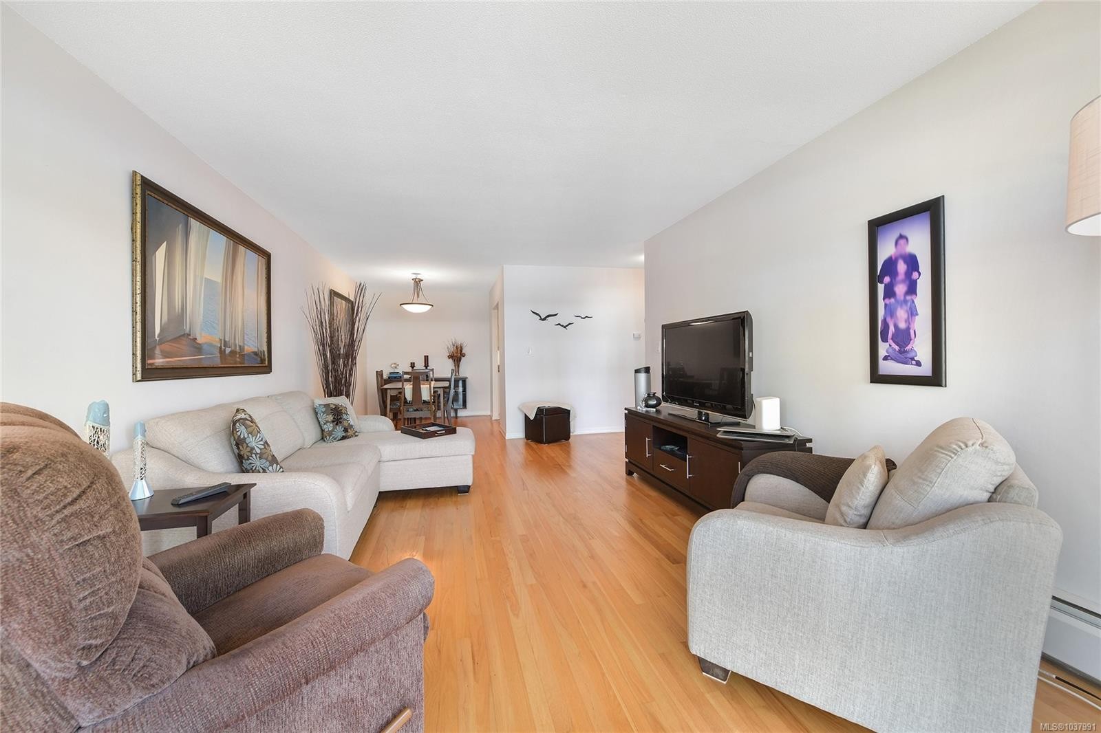 #111-9560 Fifth St, Sidney, BC - Indoor Photo Showing Living Room