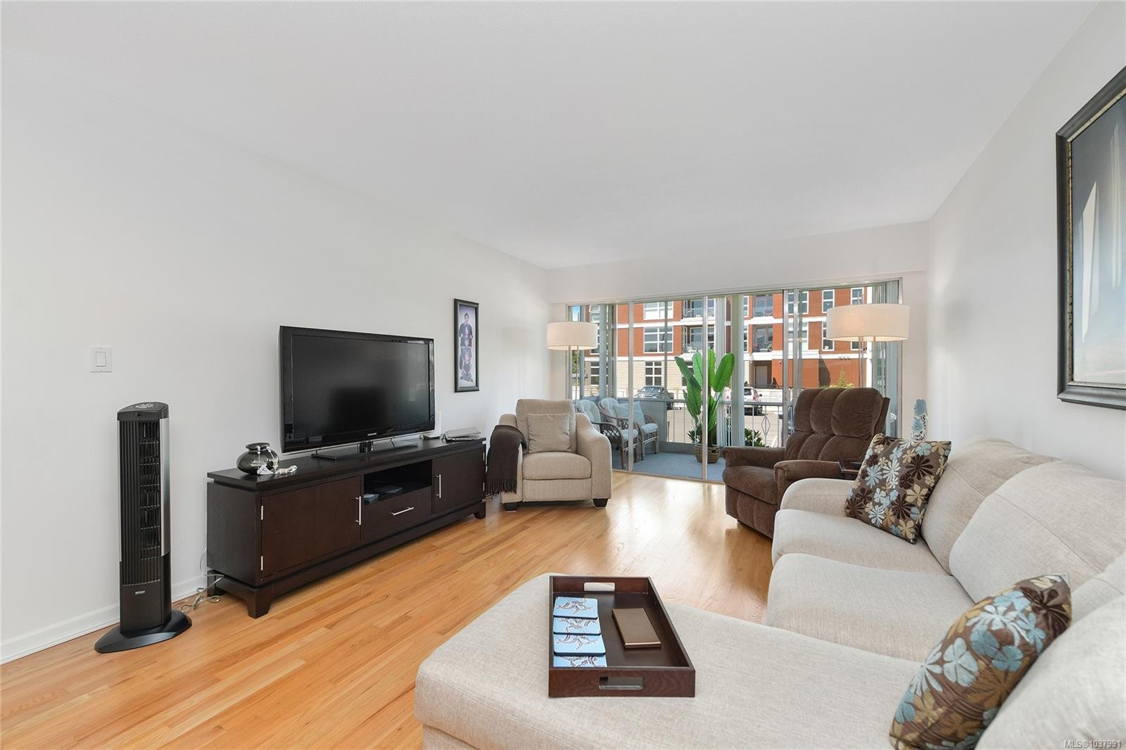 #111-9560 Fifth St, Sidney, BC - Indoor Photo Showing Living Room