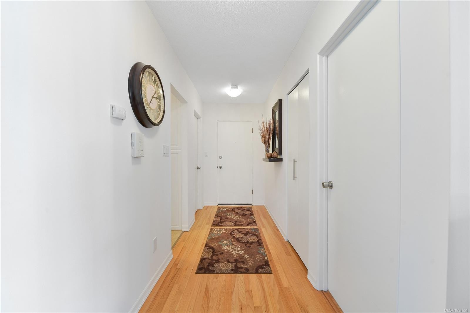 #111-9560 Fifth St, Sidney, BC - Indoor Photo Showing Other Room