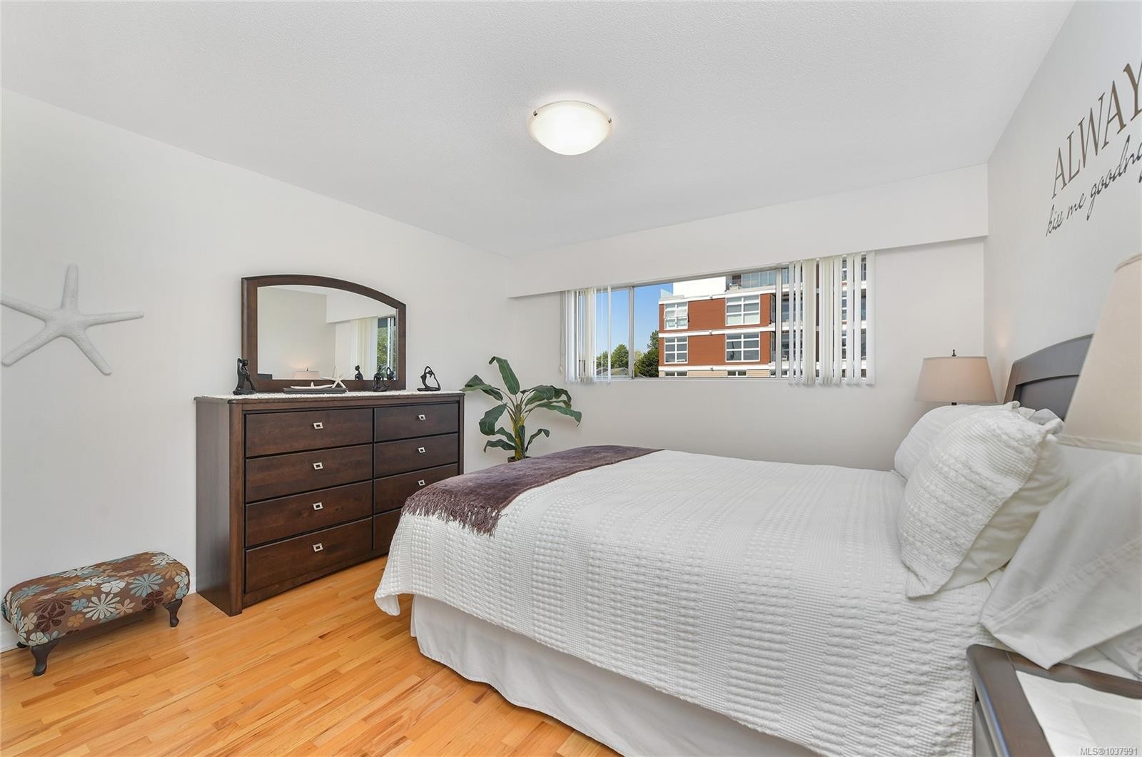 #111-9560 Fifth St, Sidney, BC - Indoor Photo Showing Bedroom