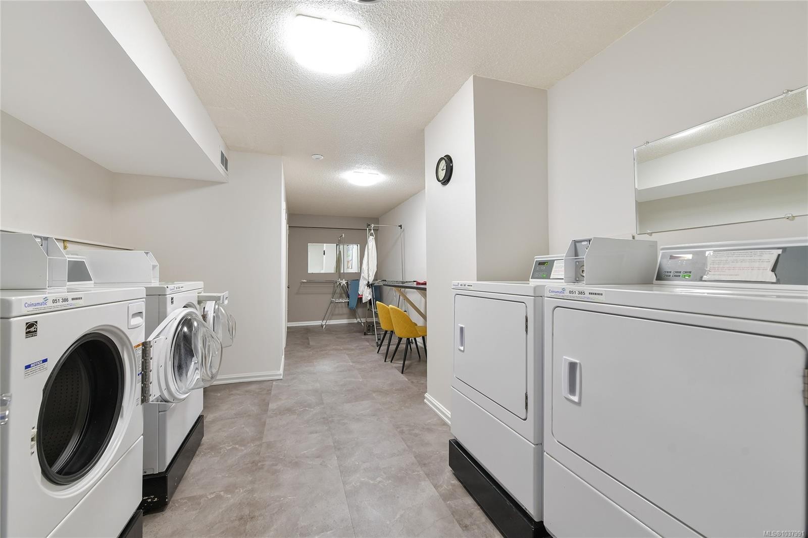 #111-9560 Fifth St, Sidney, BC - Indoor Photo Showing Laundry Room