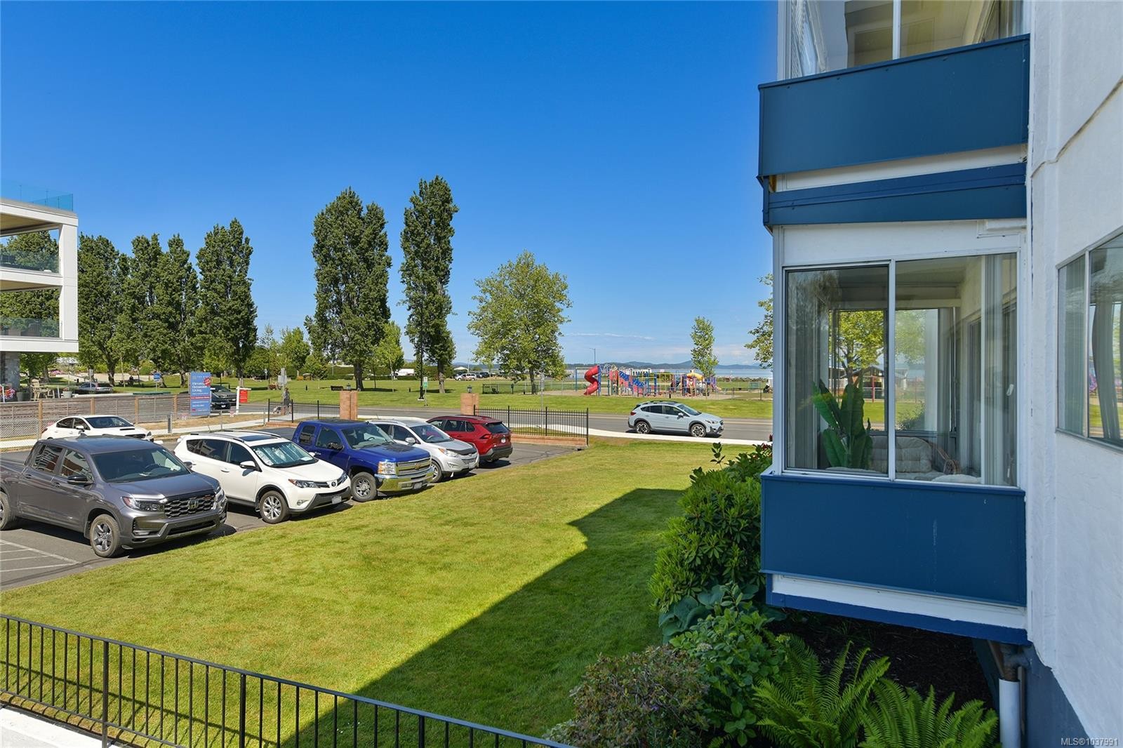 #111-9560 Fifth St, Sidney, BC - Outdoor