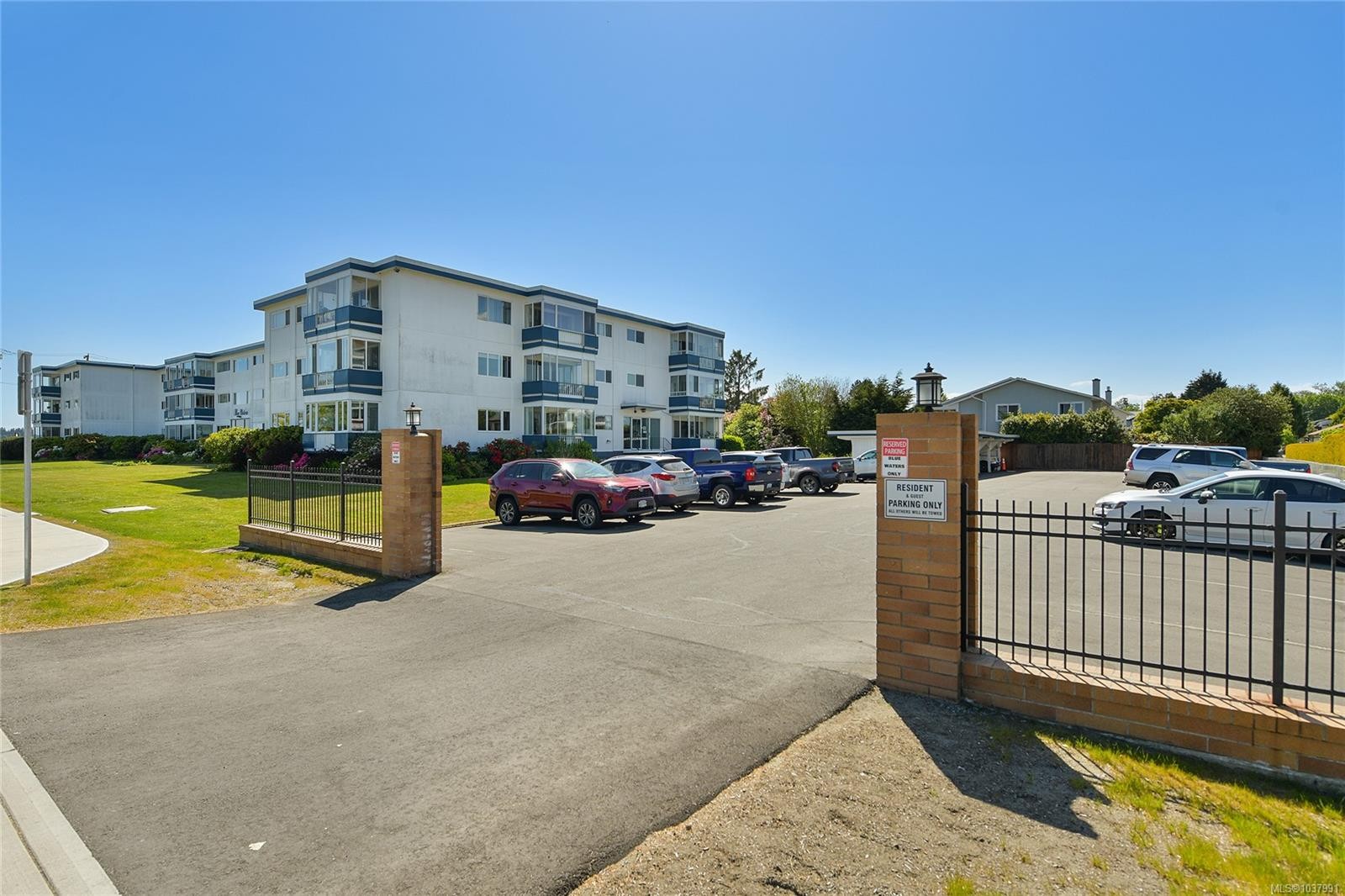 #111-9560 Fifth St, Sidney, BC - Outdoor
