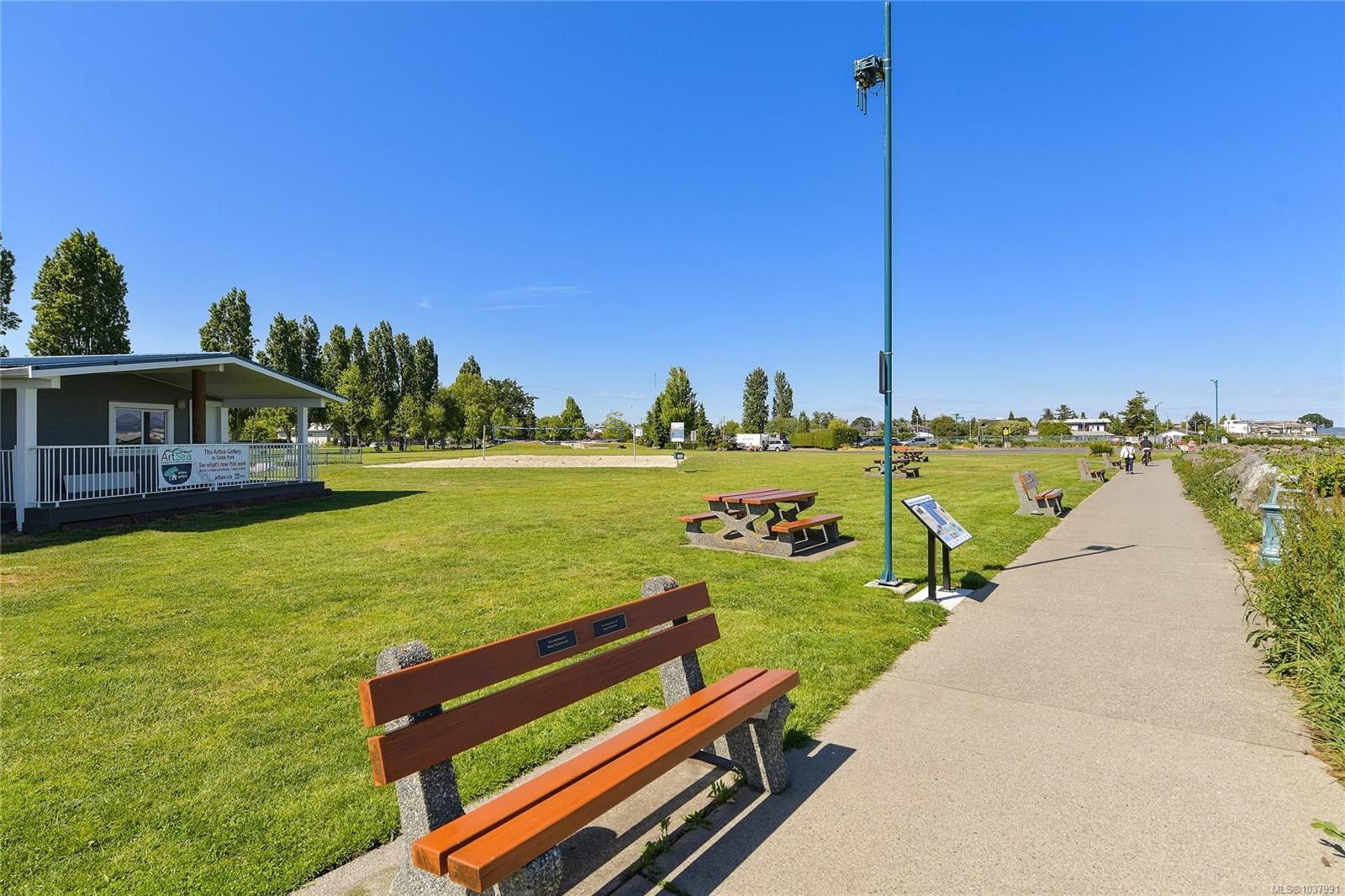 #111-9560 Fifth St, Sidney, BC - Outdoor