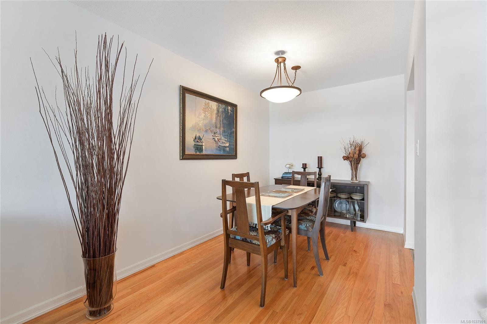 #111-9560 Fifth St, Sidney, BC - Indoor Photo Showing Dining Room