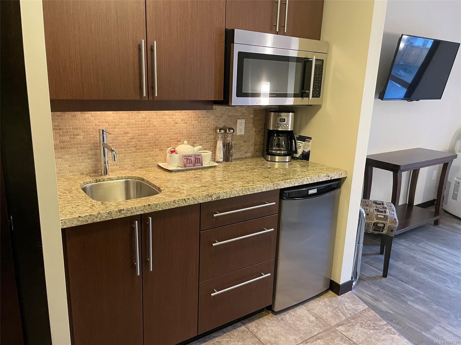 #234-1175 Resort Dr, Parksville, BC - Indoor Photo Showing Kitchen
