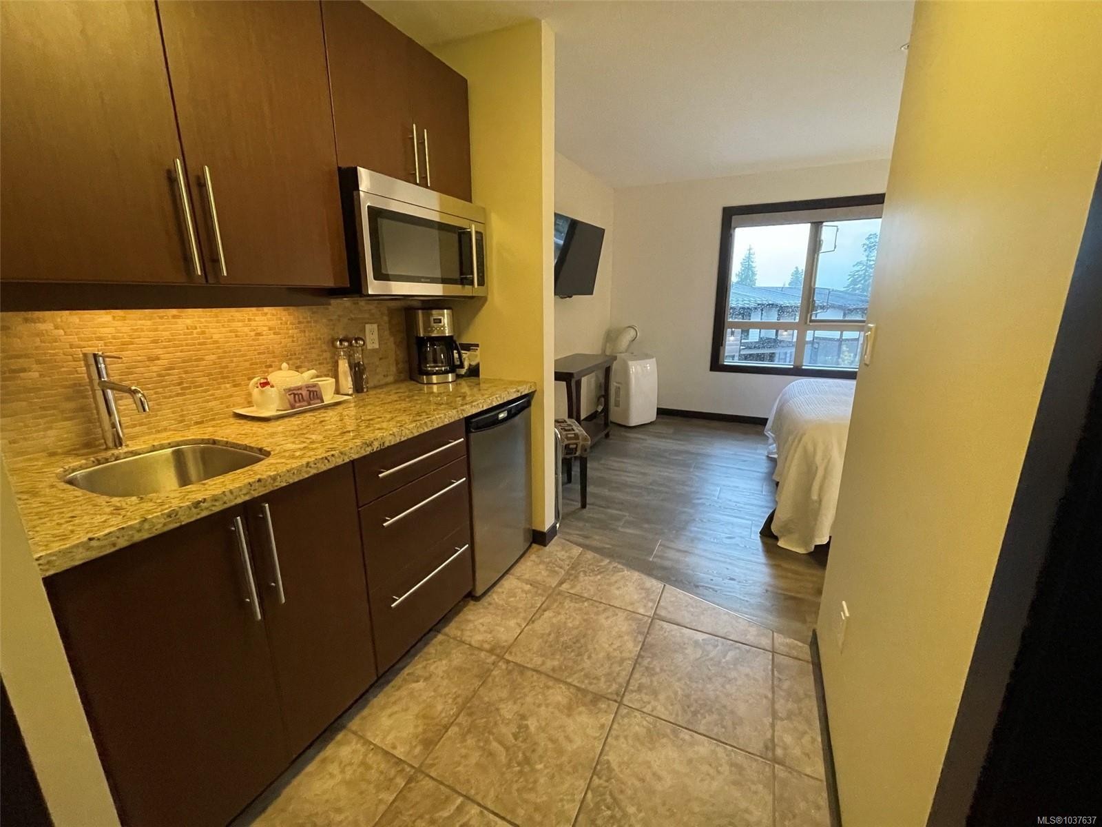#234-1175 Resort Dr, Parksville, BC - Indoor Photo Showing Kitchen