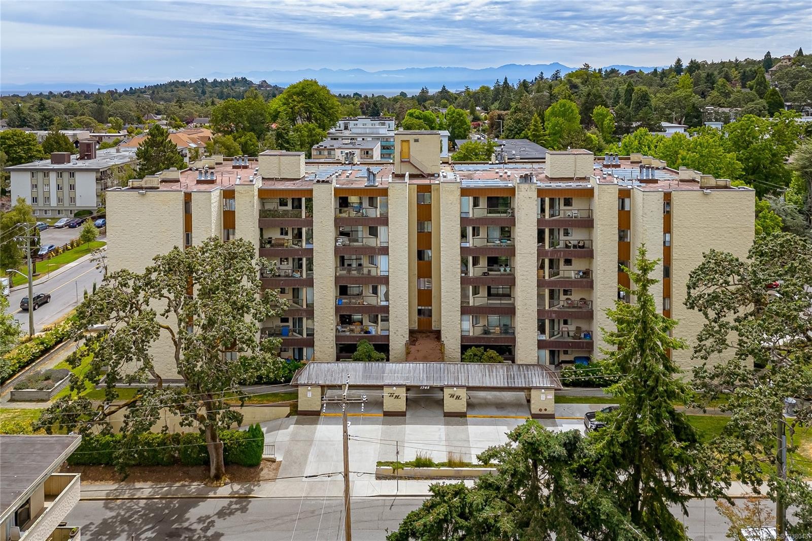 #102-1745 Leighton Rd, Victoria, BC - Outdoor