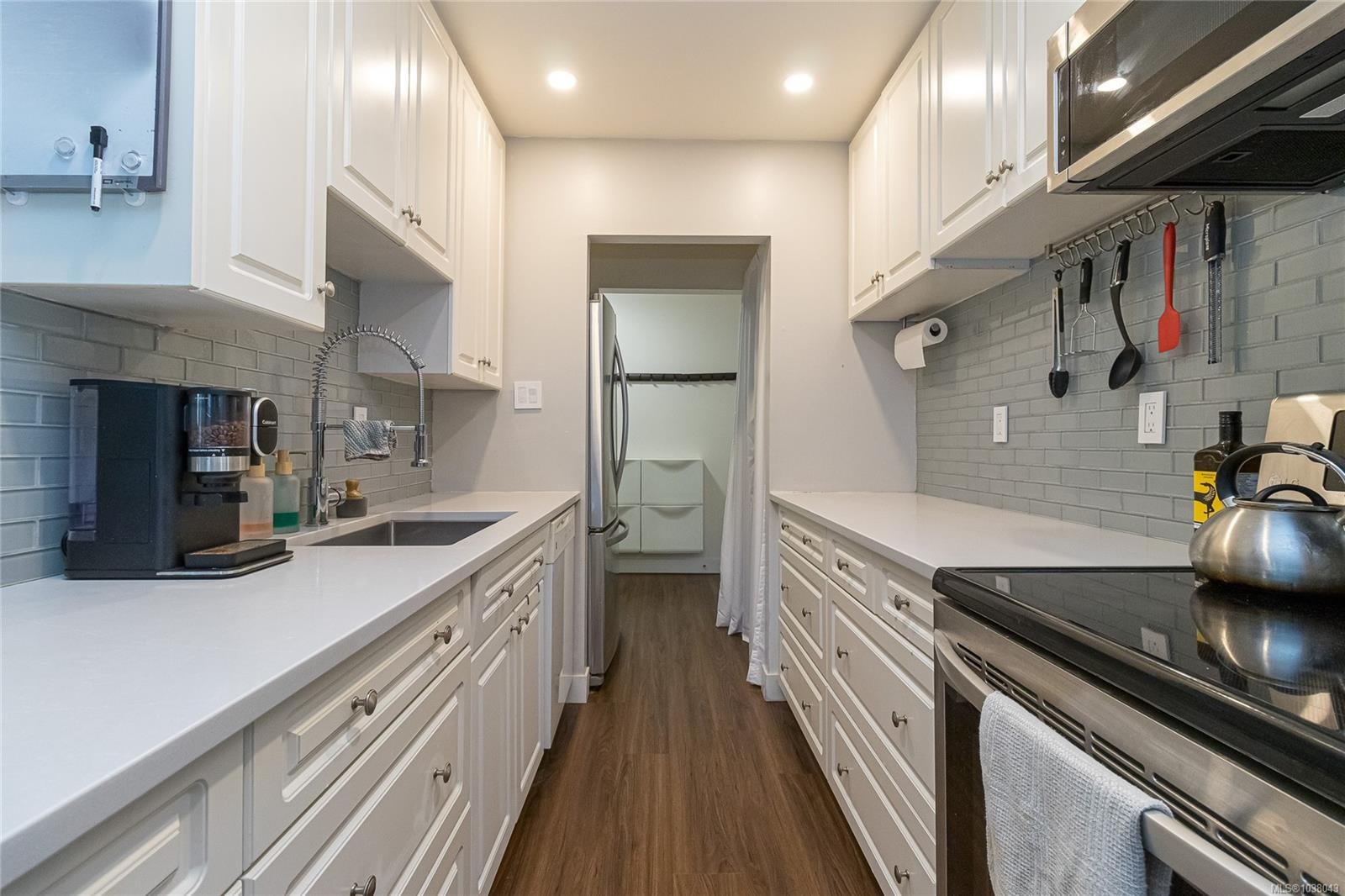 #102-1745 Leighton Rd, Victoria, BC - Indoor Photo Showing Kitchen With Upgraded Kitchen