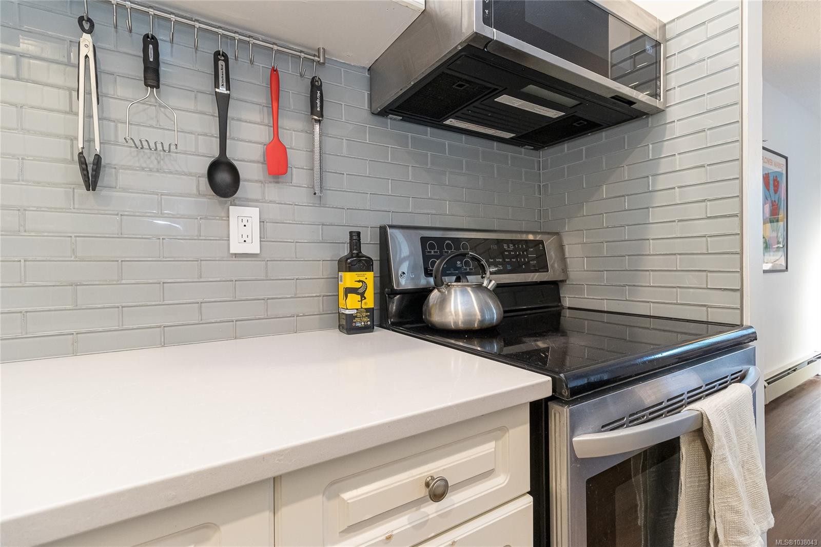 #102-1745 Leighton Rd, Victoria, BC - Indoor Photo Showing Kitchen