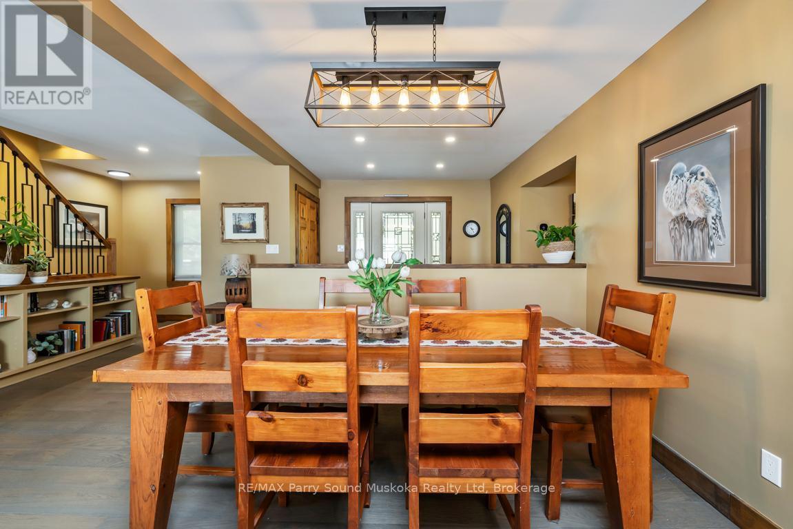 Bright generous dining area - 13 Peninsula Shores Road E, Mcdougall, ON - Indoor Photo Showing Dining Room