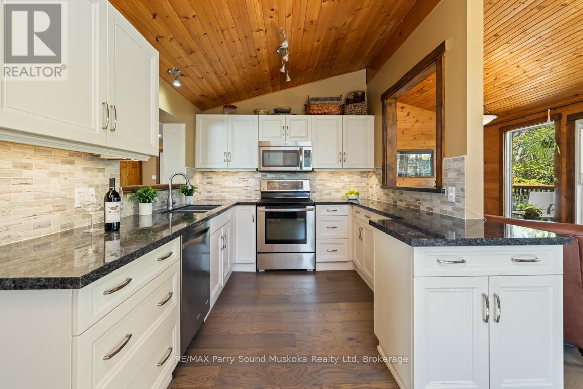 13 Peninsula Shores Road E, Mcdougall, ON - Indoor Photo Showing Kitchen With Upgraded Kitchen