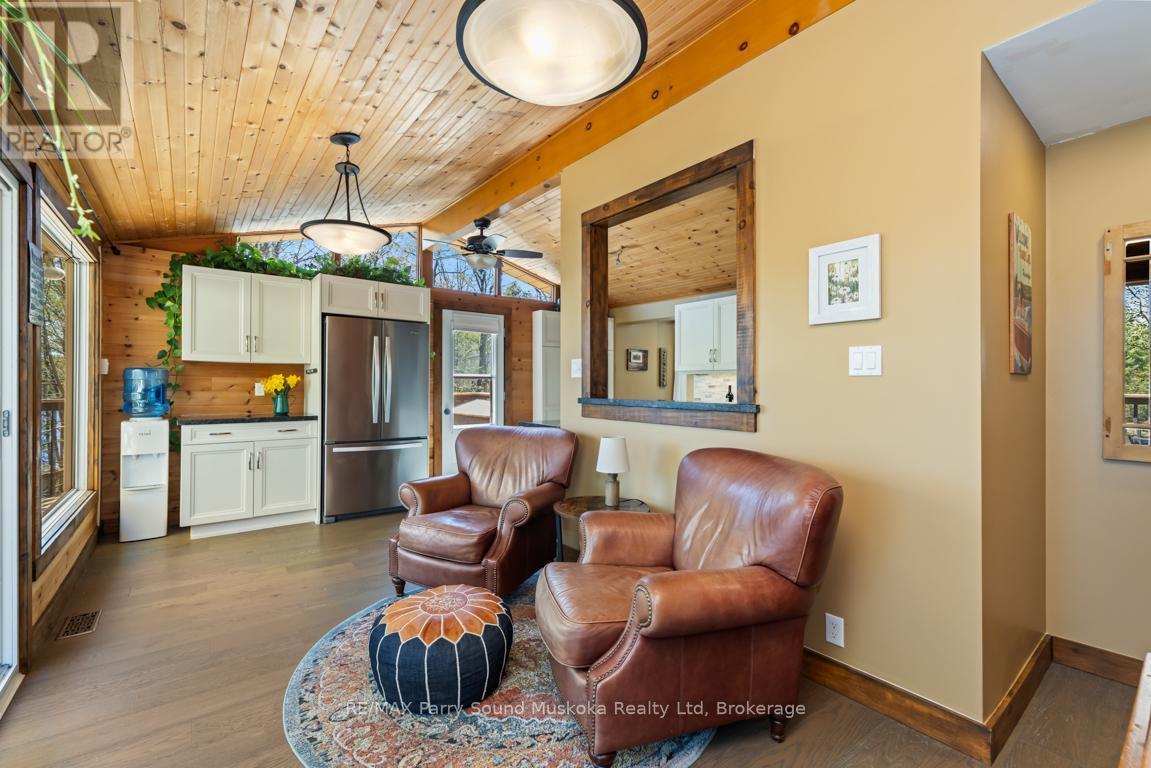 Sitting room w walk out to deck - 13 Peninsula Shores Road E, Mcdougall, ON - Indoor