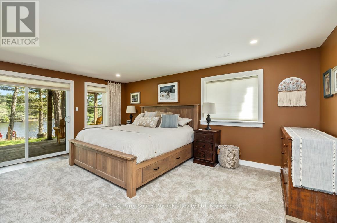 Principal bedroom w walkout - 13 Peninsula Shores Road E, Mcdougall, ON - Indoor Photo Showing Bedroom