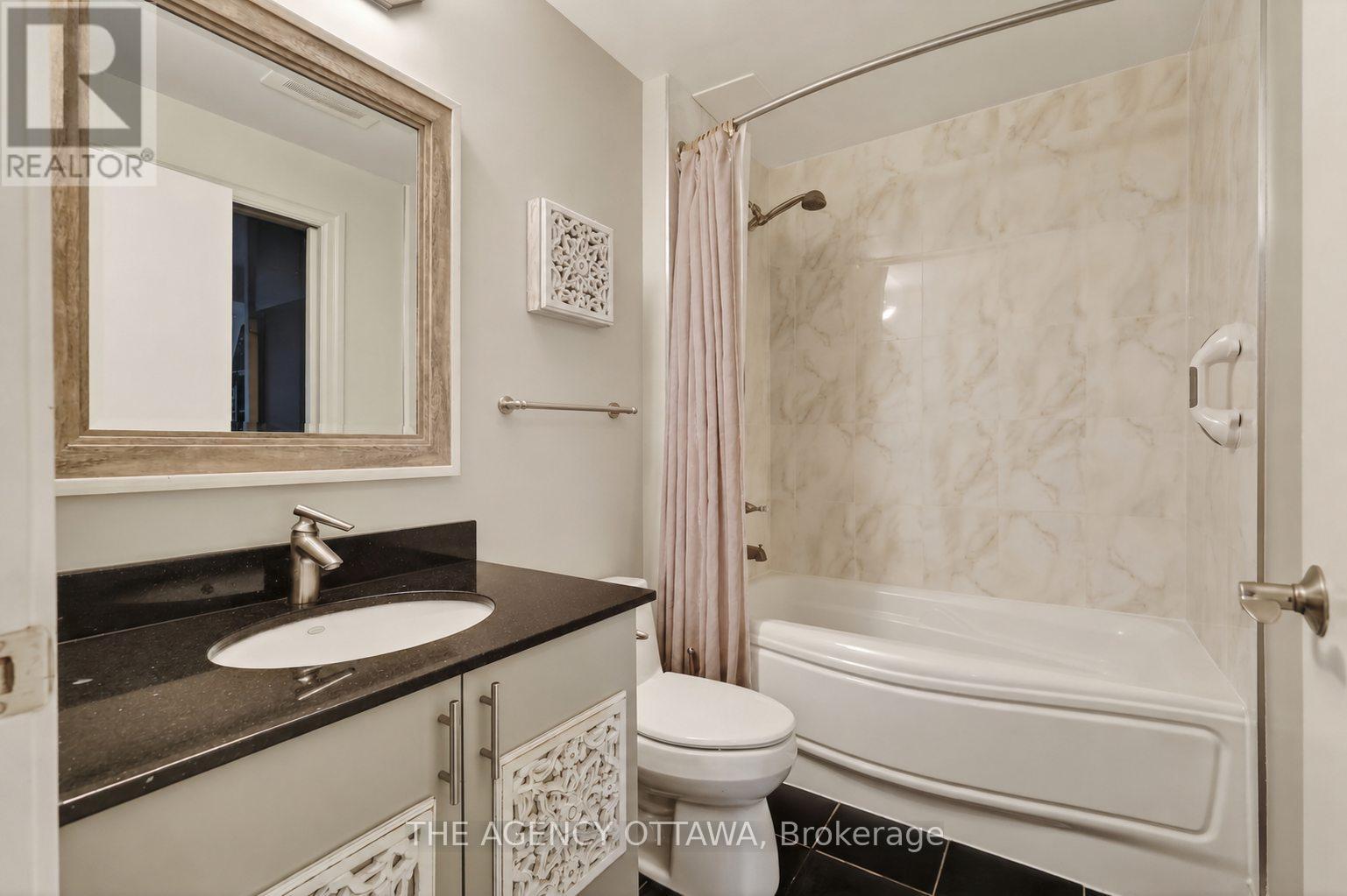Stylish full bathroom - 905 - 85 Bronson Avenue, Ottawa, ON - Indoor Photo Showing Bathroom