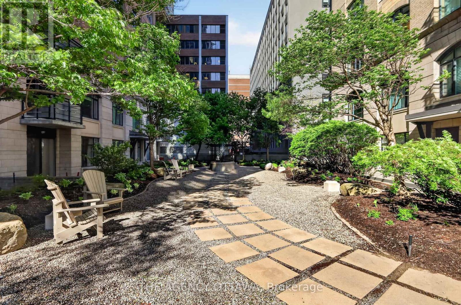 Peaceful outdoor seating area - 905 - 85 Bronson Avenue, Ottawa, ON - Outdoor