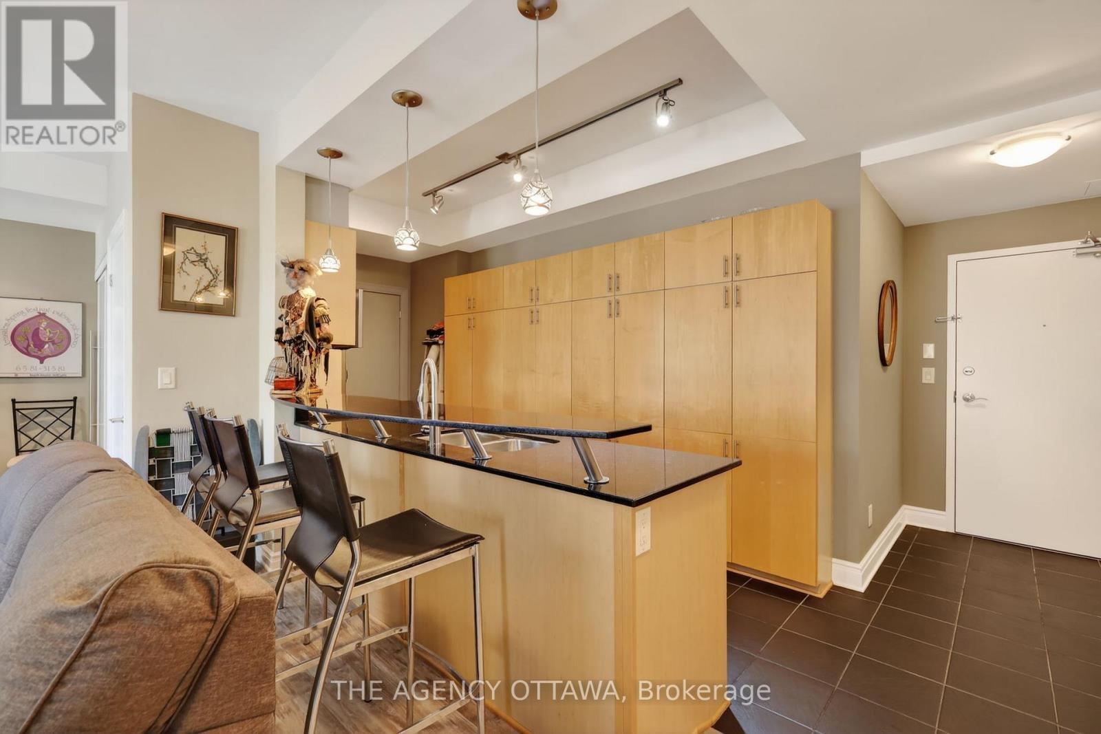 Kitchen with breakfast bar - 905 - 85 Bronson Avenue, Ottawa, ON - Indoor