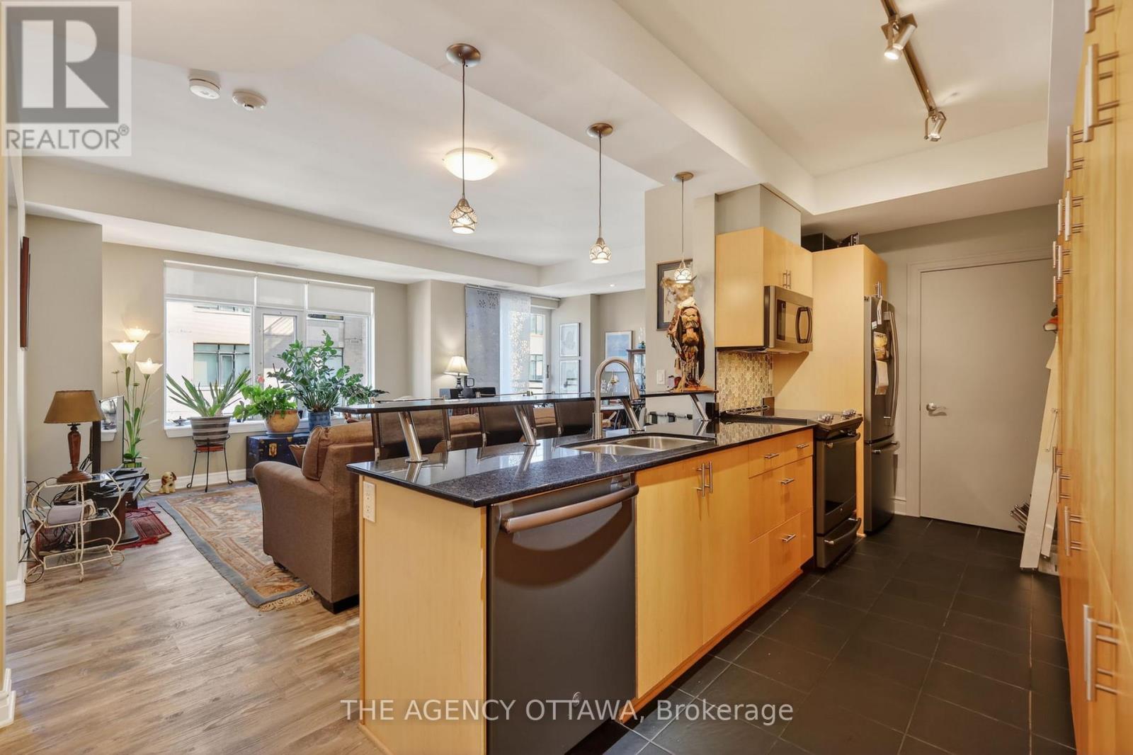 Open kitchen and living space - 905 - 85 Bronson Avenue, Ottawa, ON - Indoor Photo Showing Kitchen