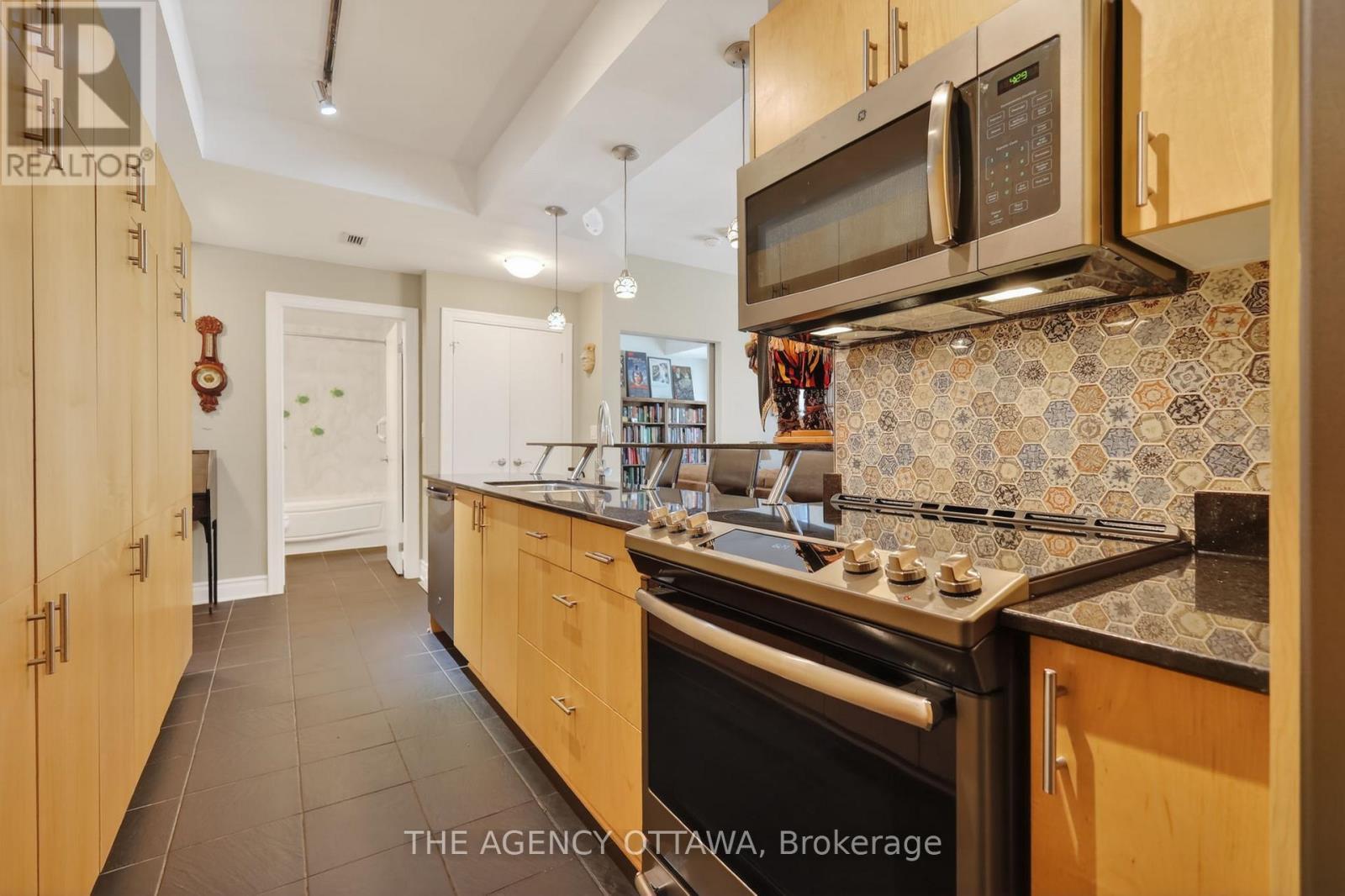 Contemporary kitchen design - 905 - 85 Bronson Avenue, Ottawa, ON - Indoor Photo Showing Kitchen