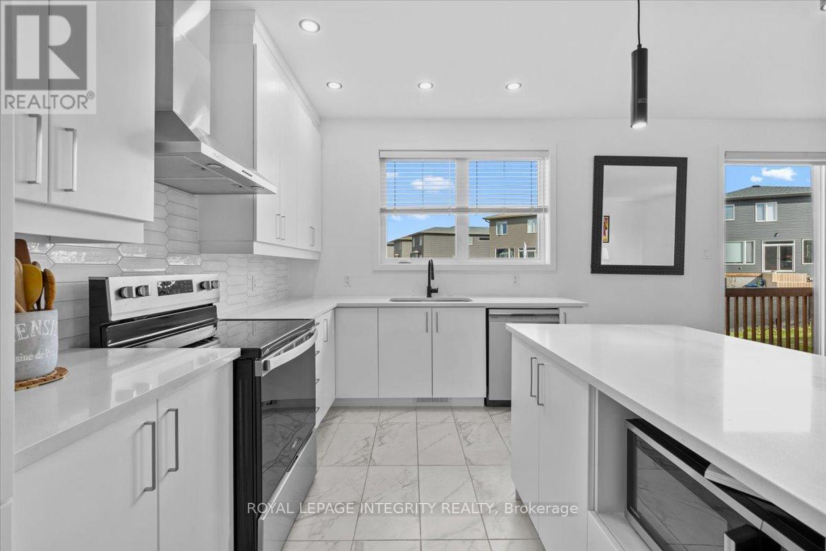 99 Rutile Street, Clarence-Rockland, ON - Indoor Photo Showing Kitchen With Upgraded Kitchen