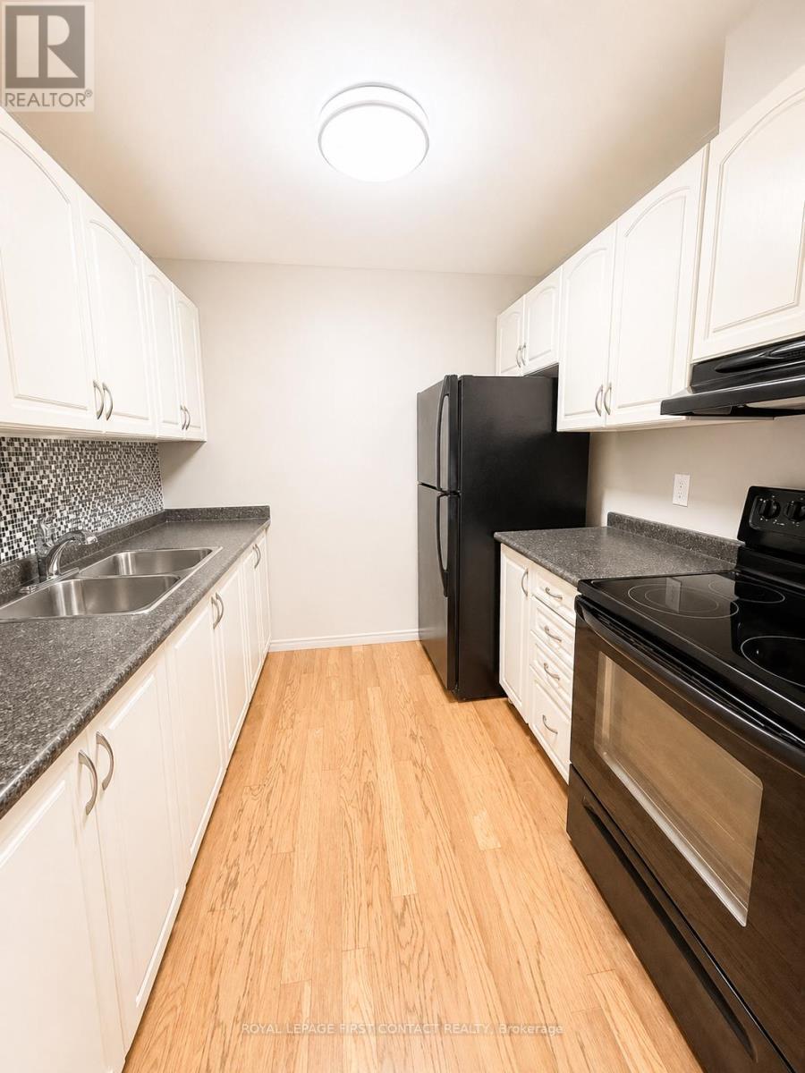 B7 - 179 Edgehill Drive, Barrie, ON - Indoor Photo Showing Kitchen With Double Sink
