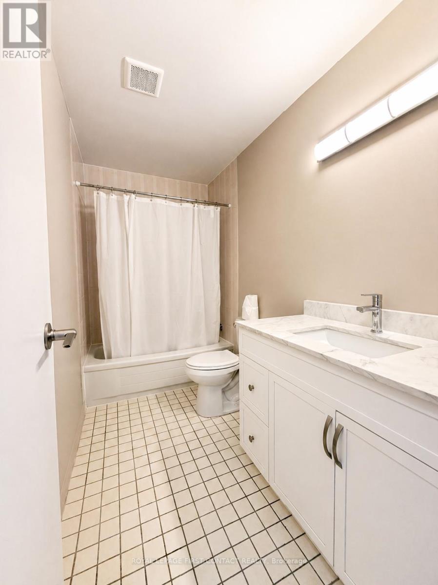 B7 - 179 Edgehill Drive, Barrie, ON - Indoor Photo Showing Bathroom