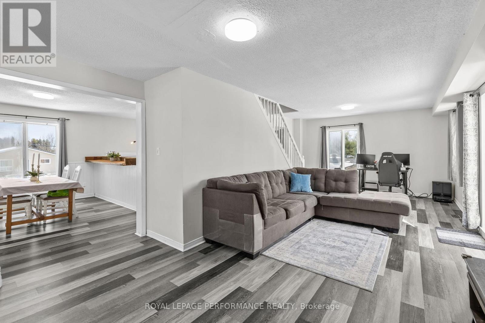 861 Louis Ernest Road, The Nation, ON - Indoor Photo Showing Living Room