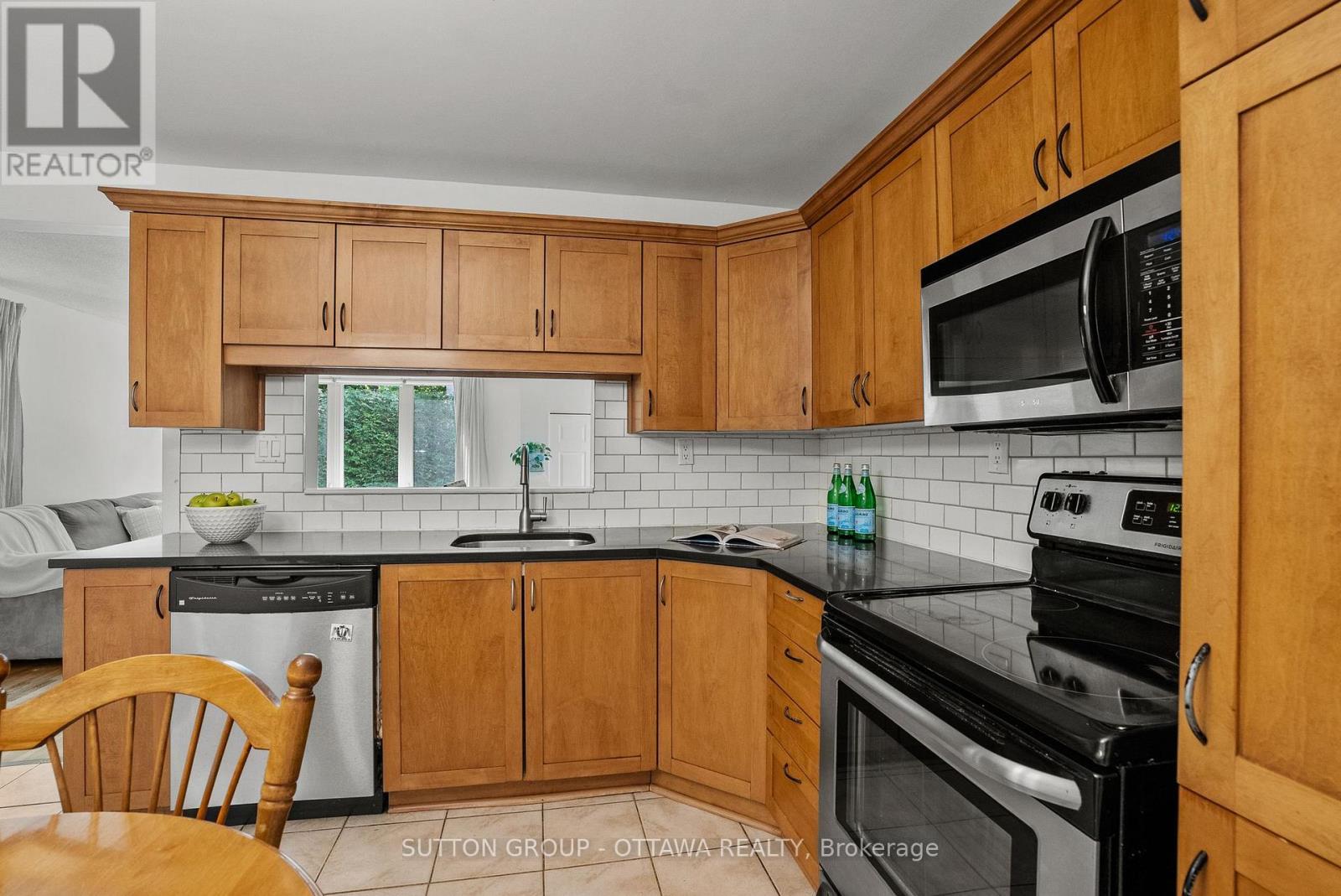 45 Larkspur Drive, Ottawa, ON - Indoor Photo Showing Kitchen
