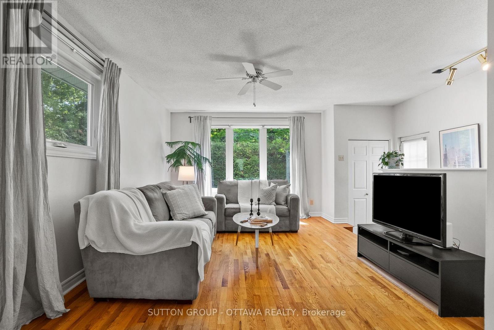 45 Larkspur Drive, Ottawa, ON - Indoor Photo Showing Living Room