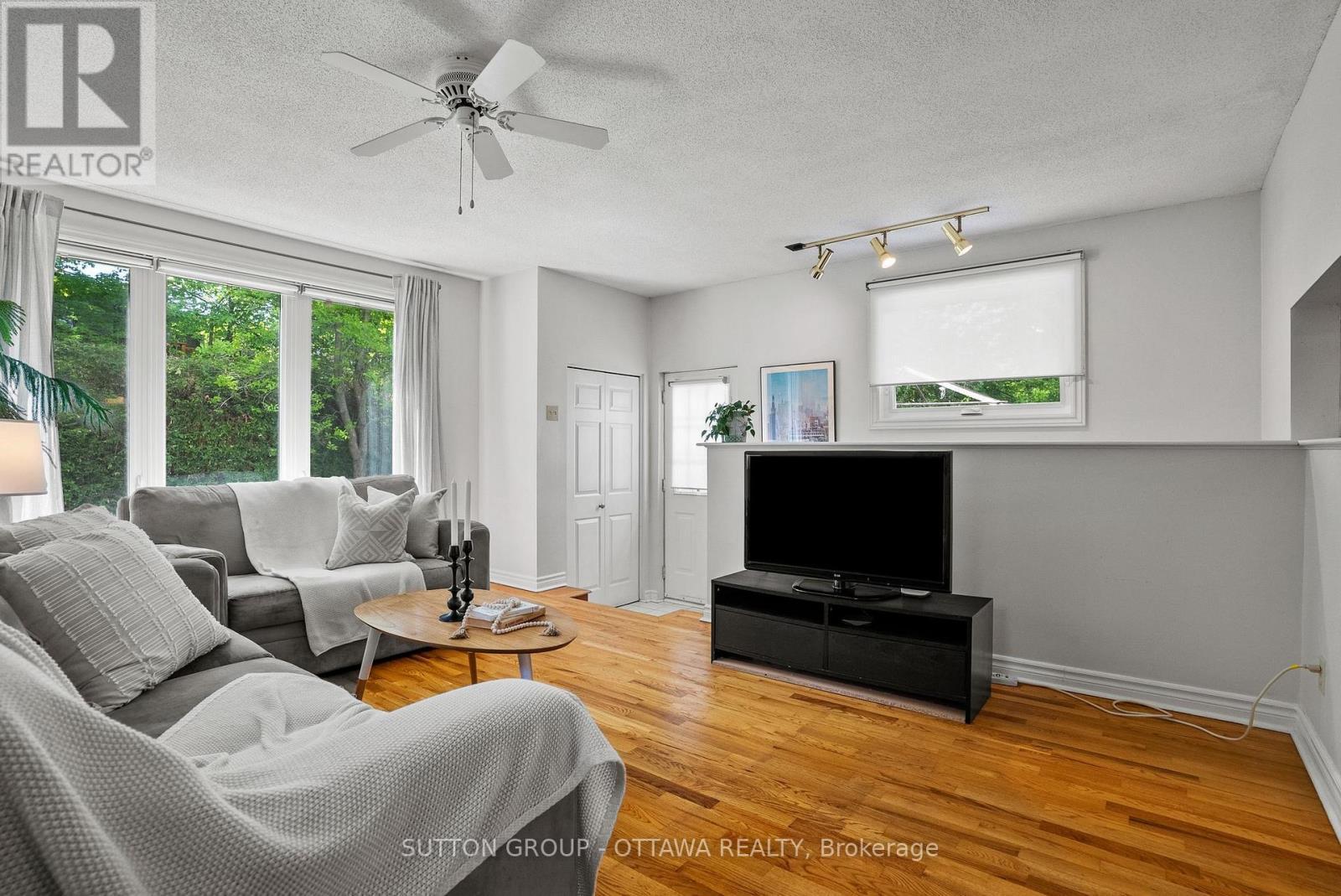 45 Larkspur Drive, Ottawa, ON - Indoor Photo Showing Living Room