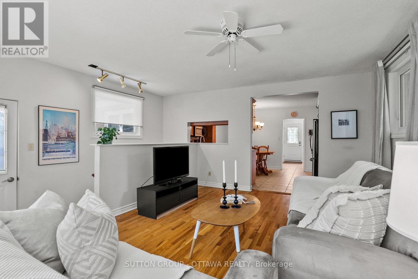 45 Larkspur Drive, Ottawa, ON - Indoor Photo Showing Living Room