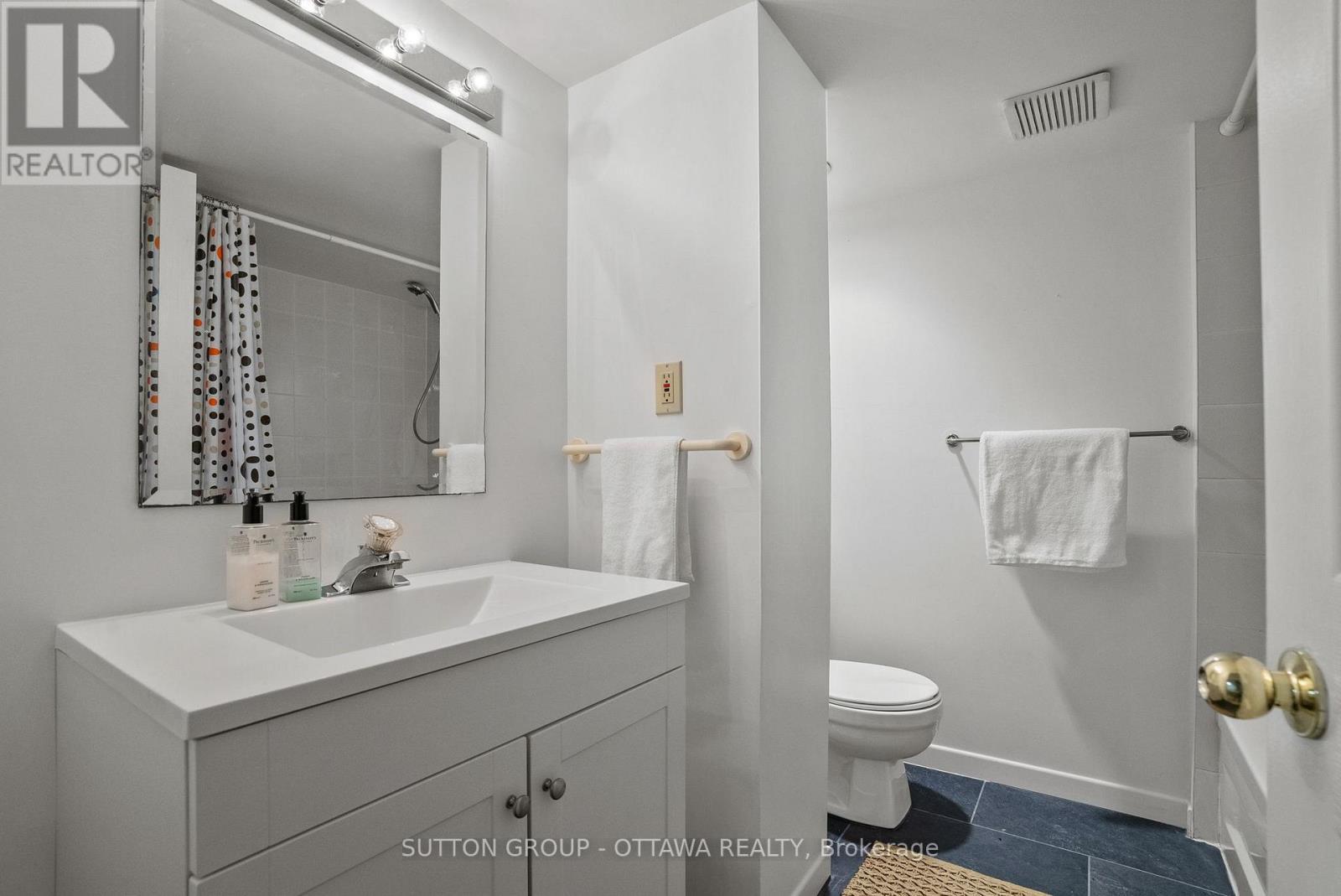 45 Larkspur Drive, Ottawa, ON - Indoor Photo Showing Bathroom