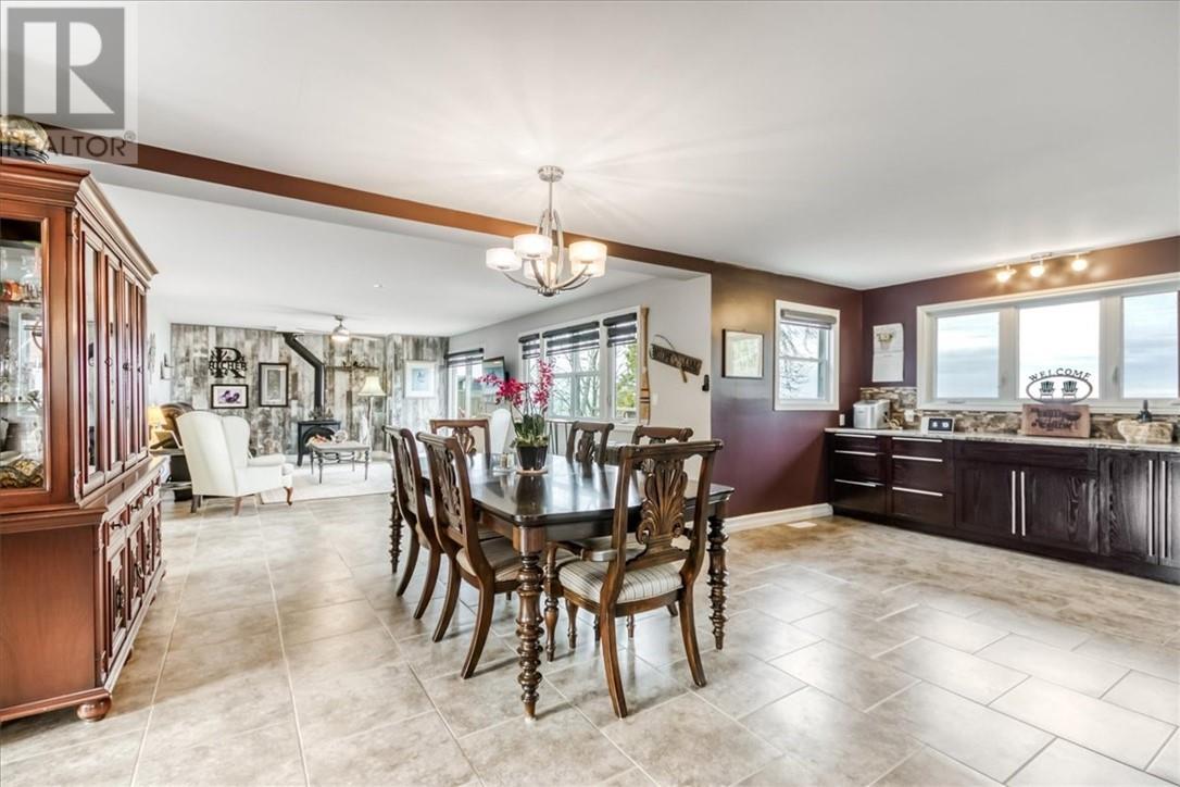 2236 Bay Estates N, Sheguiandah, ON - Indoor Photo Showing Dining Room